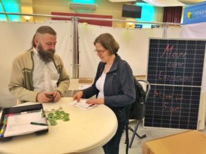 Beratungssituation vom Experten am Messestand